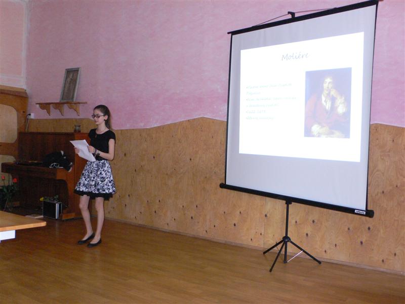 Katka prezentuje o projekte divadlo.