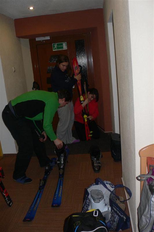 Príprava lyží pod odborným dohľadom pána učiteľa Petra Poláka.
